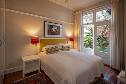 Una cama o camas en una habitación de Barry Hall Apartments