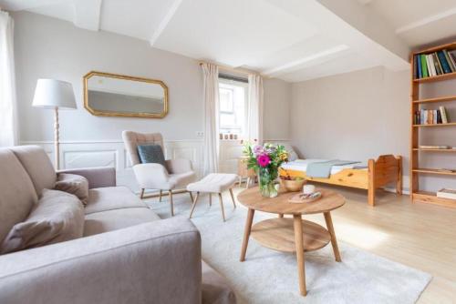 施利茨Ferienwohnung Jungblut in Schlitz的客厅里有一张沙发和一张桌子。