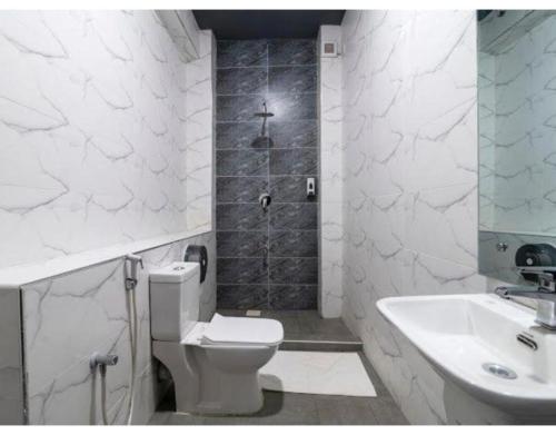 Ένα μπάνιο στο The Ivory Suites