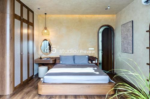 Postel nebo postele na pokoji v ubytování Venus Flamigo Resort- Amazing, Đại Lải