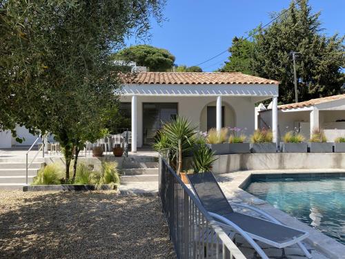 eine Villa mit Swimmingpool und ein Haus in der Unterkunft Villa MAJOULIÈRE in La Ciotat