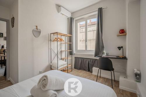 une chambre blanche avec un lit et une fenêtre dans l'établissement R'Apparts T2 Cocon des Alpes, Climatisation, à Grenoble