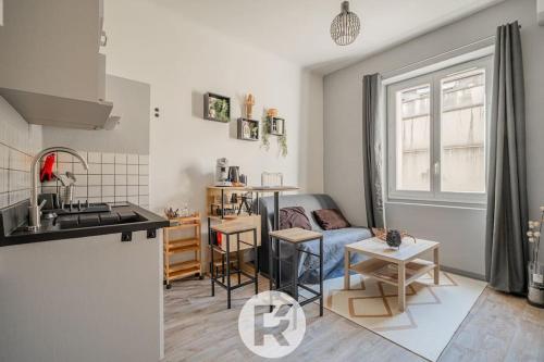 une cuisine et un salon avec un canapé et une table dans l'établissement R'Apparts T2 Cocon des Alpes, Climatisation, à Grenoble