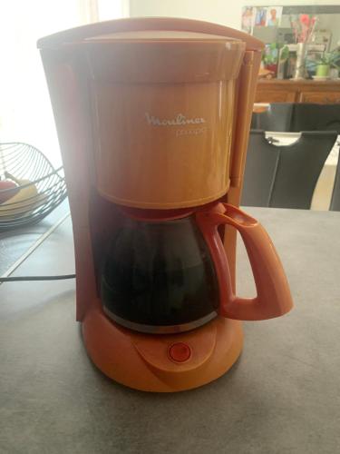 une cafetière assise au-dessus d'un comptoir dans l'établissement Studio Vacances château Malo saint Malo, à Saint-Malo