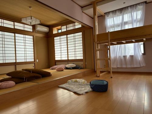 Postel nebo postele na pokoji v ubytování 猫と泊まれる宿にゃんstay