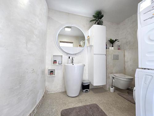 Kúpeľňa v ubytovaní Maison Sapiac - 4pers - 2 chambres - 3 lits - Clim réversible - Terrasse ombragée et grand jardin - Piscine saison estivale