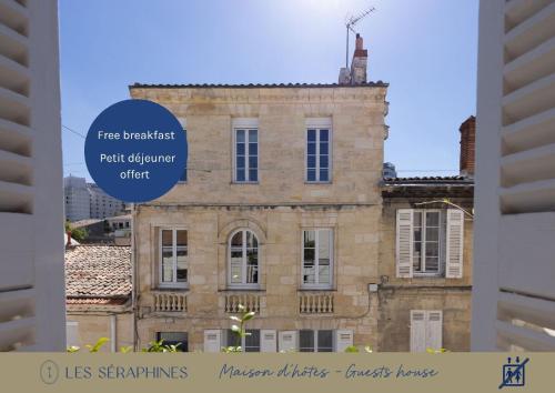 Un edificio con un letrero que dice "Oferta de desayuno gratis por cliente" en Les Séraphines - Chambres d'hôtes - Guests house, en Burdeos