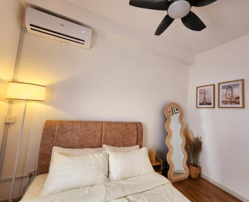 a bedroom with a ceiling fan and a bed at UKM Bangi Wonderland 3BR 2bath 2parking in Kampong Tangkas