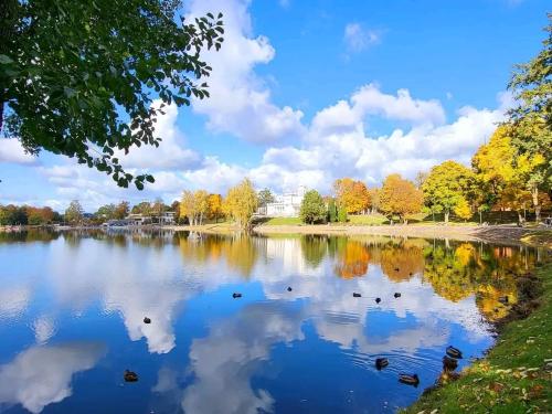 Výhled na řeku, která protéká v blízkosti apartmánu