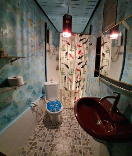 un bagno con lavandino e WC di Wooden Hut Koh Kood a Ko Kood