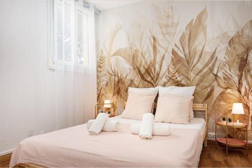 une chambre avec un grand lit avec des oreillers blancs dans l'établissement les terrasses, à Beausoleil