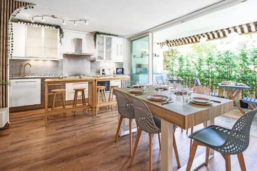 une cuisine et une salle à manger avec une table et des chaises dans l'établissement les terrasses, à Beausoleil