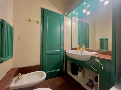 un bagno con porta verde e lavandino di Trilocale Sport Campiglio 403 a Madonna di Campiglio