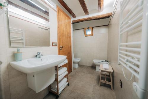 a bathroom with a sink and a toilet at Alojamiento rural Cal Sereno in Benasal