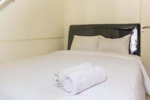 Postel nebo postele na pokoji v ubytování Luxury 2BR at Meikarta Apartment By Travelio