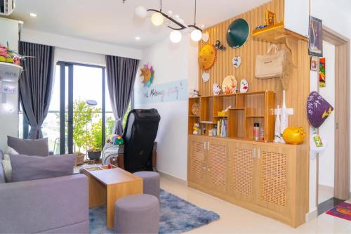 ein Wohnzimmer mit Sofa und Tisch in der Unterkunft Châu Gia homestay in Thôn Văn Dương