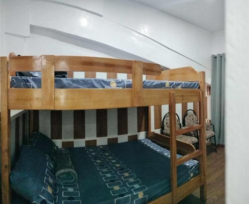due letti a castello in una piccola stanza con accesso di Baguio transient house kalachuchi unit a Baguio