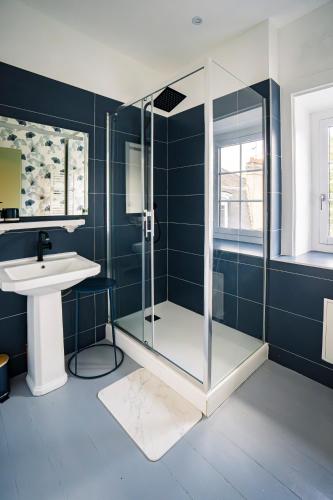 une salle de bain avec douche et lavabo dans l'établissement La maison de famille Limoges, à Limoges