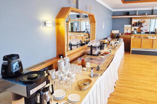 un mostrador largo en una cocina con aasteryasteryasteryasteryasteryasteryasteryasteryasteryastery en Hotel Handelshof, en Bünde