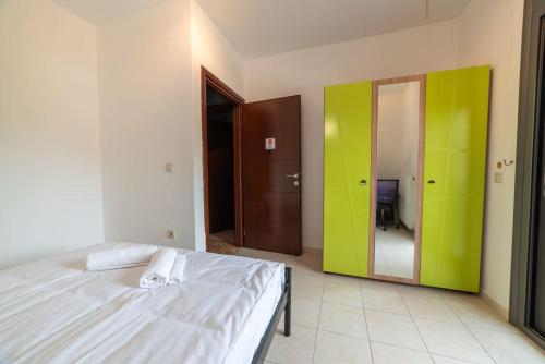 a bedroom with green and white walls and a bed at Vila Serres Gr in Serres