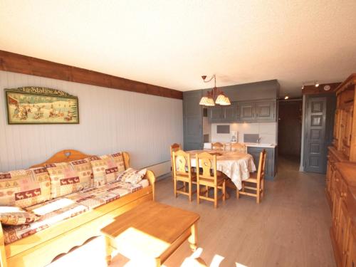 un salon avec un canapé et une table dans l'établissement Les Saisies - Charmant 2 pièces cabine avec cheminée - 6 pers, plein sud, proche pistes - FR-1-293-20, à Hauteluce