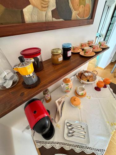 a kitchen counter with a red blender on a table at La casa di Perla in Perugia