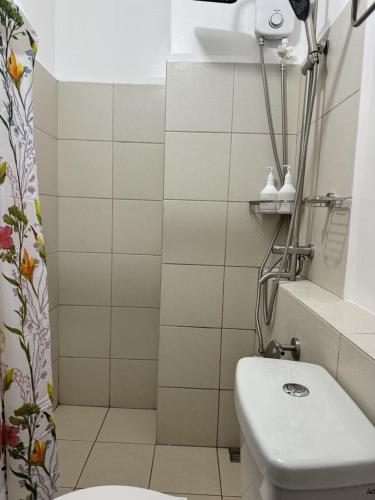 Bilik mandi di Deca Suites 946