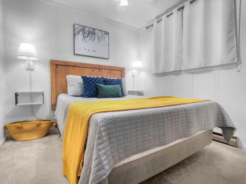 Ένα ή περισσότερα κρεβάτια σε δωμάτιο στο TOTW324 Stunning Views Ski In Out WiFi Slopeside