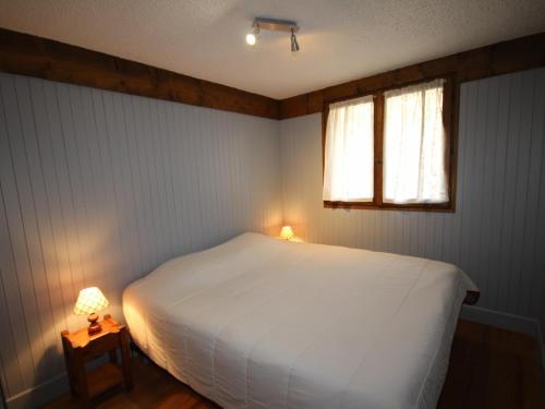 une chambre avec un lit blanc et une fenêtre dans l'établissement Les Saisies - Charmant 2 pièces cabine avec cheminée - 6 pers, plein sud, proche pistes - FR-1-293-20, à Hauteluce