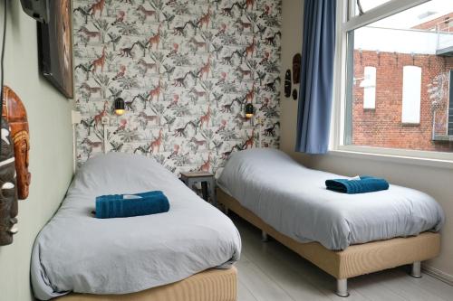 Кровать или кровати в номере Simplon Hostel