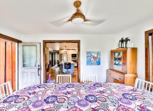Un comedor con una mesa y un ventilador de techo. en Dog-Friendly Mountain Hideaway, en Jewett