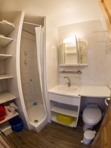 une salle de bain avec un lavabo, une douche et des toilettes dans l'établissement Les MENUIRES la Croisette Appt 6 pers Coeur de station, aux Menuires