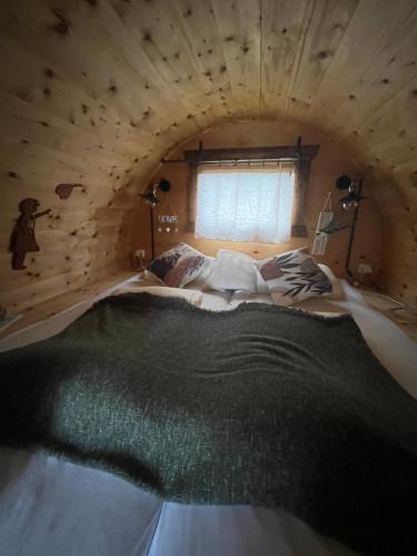 Postel nebo postele na pokoji v ubytování Schlaffass - Schlafen im Holzfass Thallern
