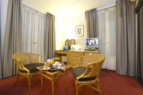 TV a/nebo společenská místnost v ubytování Hôtel d’Angleterre Grenoble Hyper-Centre