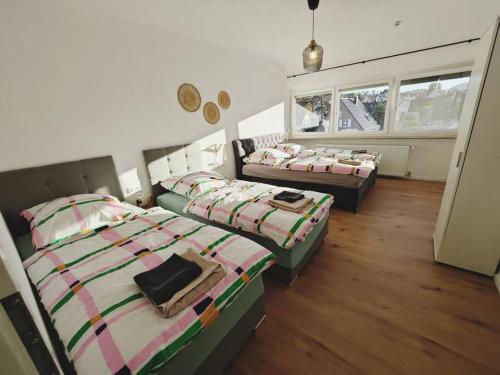 Ένα ή περισσότερα κρεβάτια σε δωμάτιο στο TiCasa Shine-Zentral-Outlet-Balkon-Parkplatz-ruhig