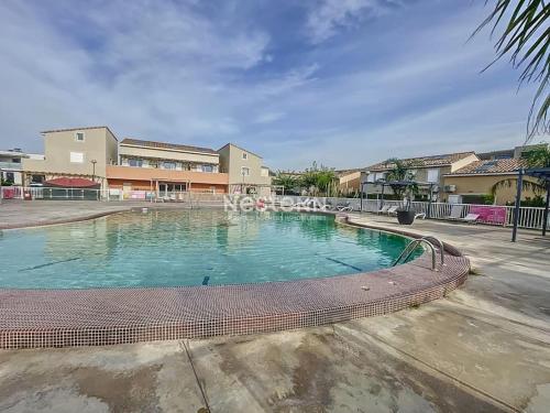 une piscine au milieu d'un parking dans l'établissement 3524 - T3 6 pers avec piscine à 4km des plages, à Latour-Bas-Elne