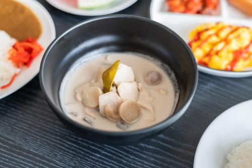 een kom soep met champignons en groenten op een tafel bij Kokotel Pattaya North Beach in Noord Pattaya