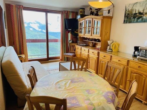 Appartement rénové au pied des pistes avec 2 balcons, piscine et WiFi - FR-1-267-198