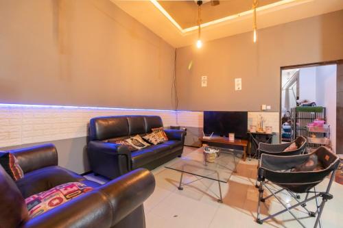 Гостиная зона в Safaraz Garden near Galaxy Bekasi Mitra RedDoorz
