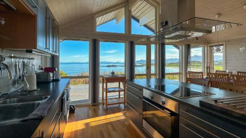 Una cocina o cocineta en Lofoten Links Lodges