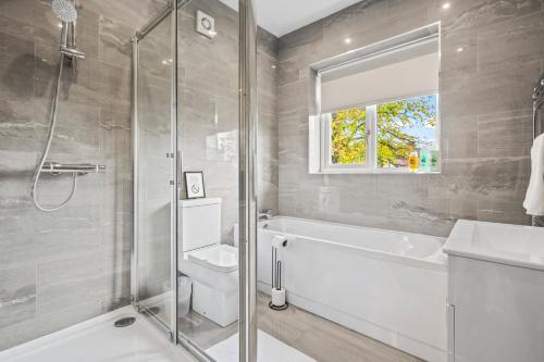Ένα μπάνιο στο LUXURIOUS HOLIDAY HOME Bolton