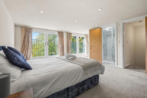 Ένα ή περισσότερα κρεβάτια σε δωμάτιο στο LUXURIOUS HOLIDAY HOME Bolton