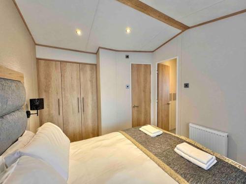 Un dormitorio con una cama con dos toallas encima. en Glenmoor Lodge, en Clitheroe