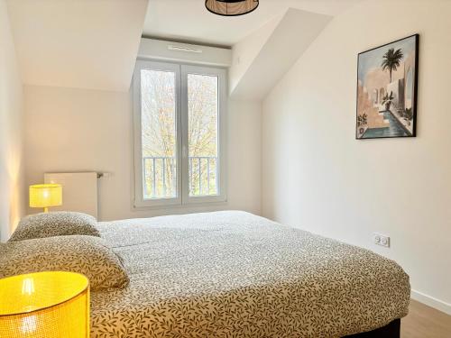 une chambre blanche avec un lit et une fenêtre dans l'établissement Le Golfeur - DISNEY 15 min - PARIS 30 min - PARKING - Vue Golf - Lumineux & Moderne - Free WIFI, à Bussy-Saint-Georges