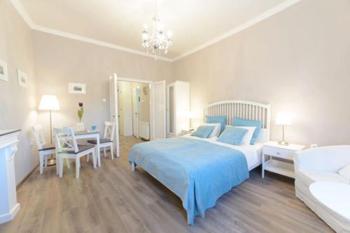 ブダペストにあるVintage Panoramic Apartmentのベッドルーム1室(ベッド1台、テーブル、椅子付)