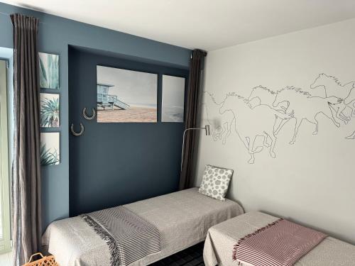 a bedroom with a bed and a mirror at ZiMo Taliándörögdi MoZiHáz in Taliándörögd