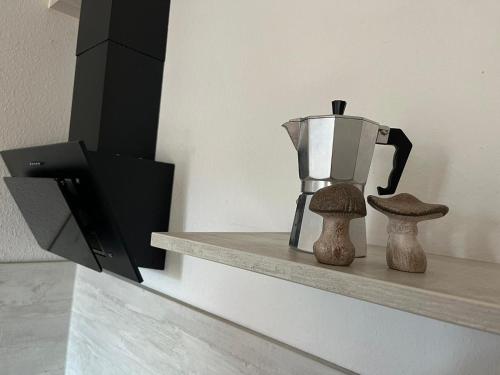 a tv on a shelf with a blender and mushrooms at Apartment 3 Große Brüdergasse in Bautzen