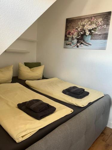 two beds in a room with towels on them at Apartment 3 Große Brüdergasse in Bautzen