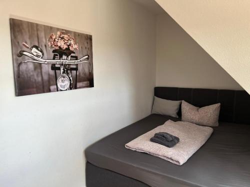 a small bed in a room with a picture on the wall at Apartment 3 Große Brüdergasse in Bautzen