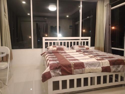 Postel nebo postele na pokoji v ubytování บ้านแช่มช้อย 360